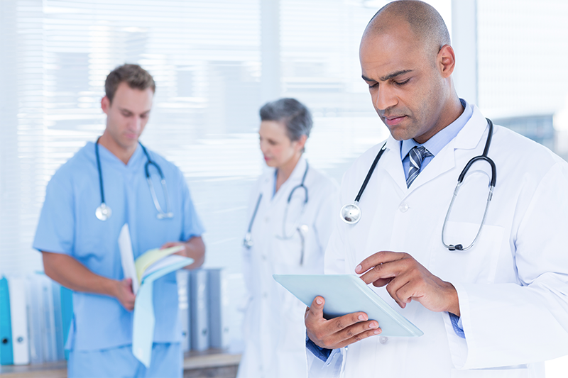 enfermeiros em hospital com tecnologia